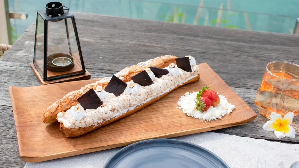 The Giant Eclair
